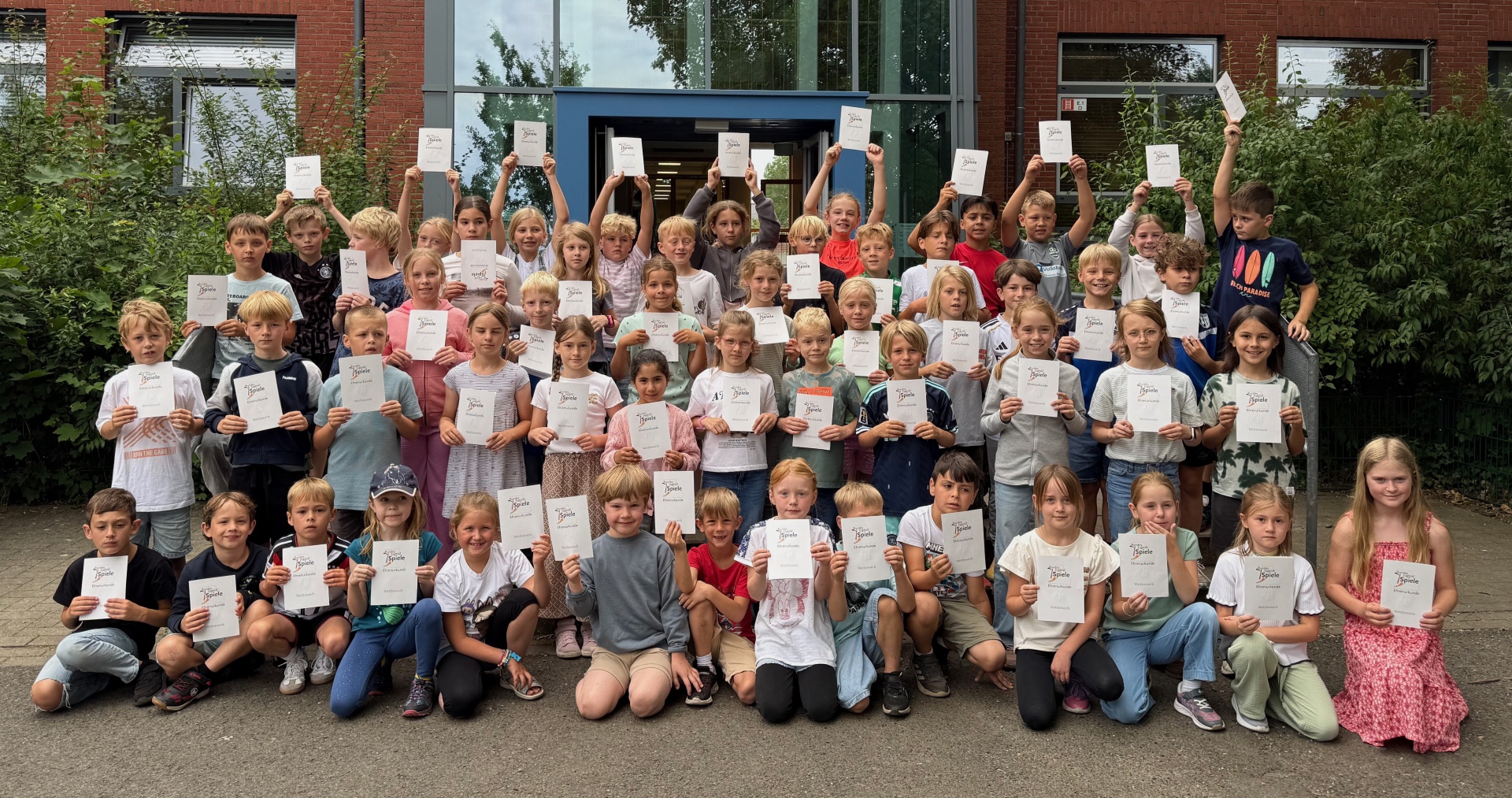 Die Kinder zeigen stolz ihre Ehrenurkunden.