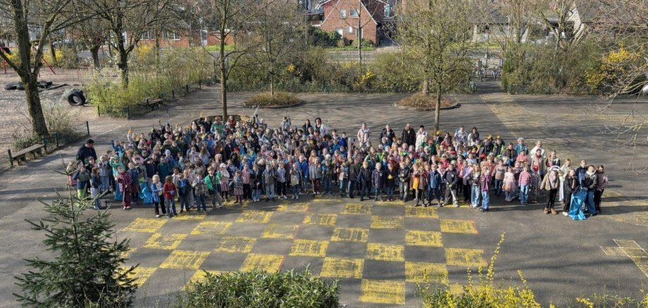 Die Kinder sammeln sich auf dem Schulhof, bevor es auf die Jagd auf Müll geht.