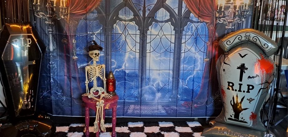 Gruselige Dekoration durfte auf der Party nicht fehlen.