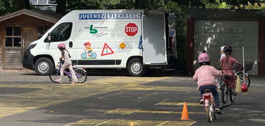 Die Kinder drehen ihre Runden auf dem Fahrrad.