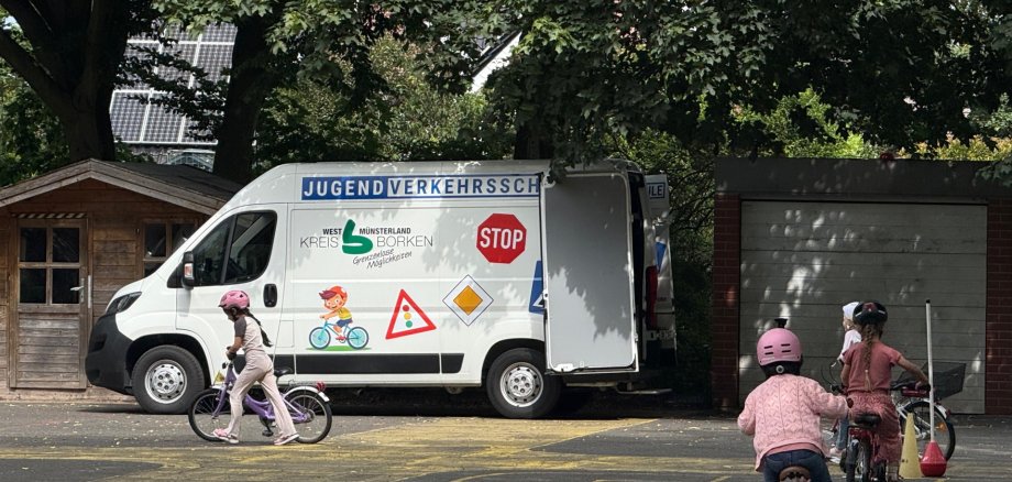 Die Kinder drehen ihre Runden auf dem Fahrrad.