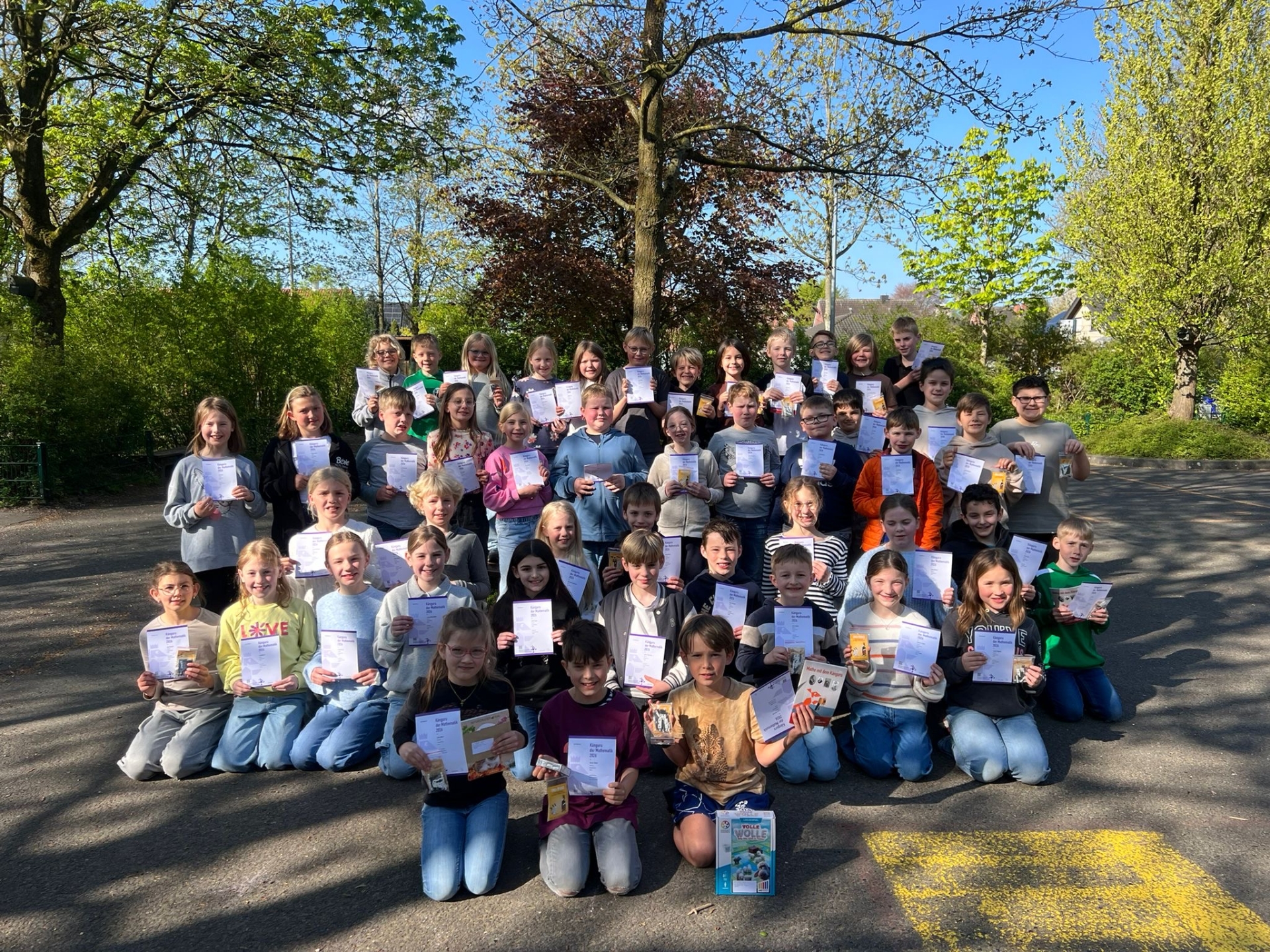Kinder, die am Känguru-Wettbewerb teilgenommen hatten, mit ihren Urkunden.