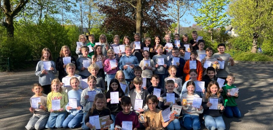 Kinder, die am Känguru-Wettbewerb teilgenommen hatten, mit ihren Urkunden.