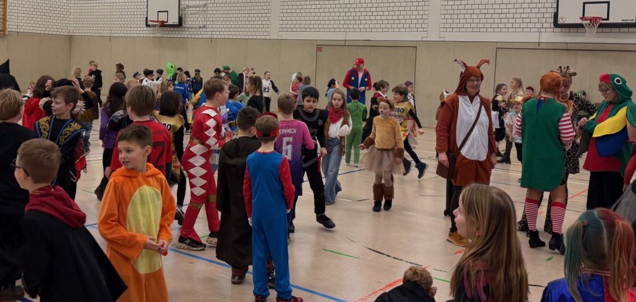 Partystimmung in der Turnhalle.