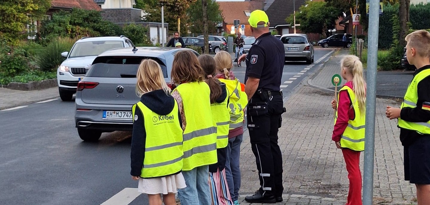 Die Kinder bei der Beobachtung des Verkehrs vor der Schule.