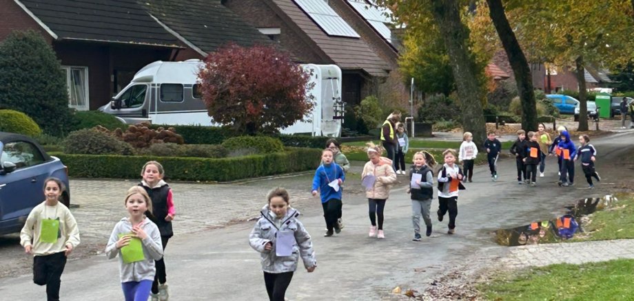 Kinder laufen auf der Strecke.