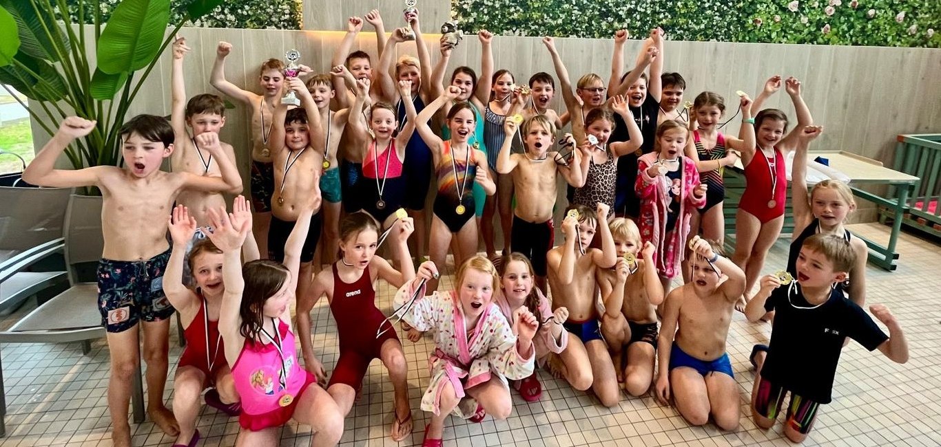 Gruppenfoto der Schwimmerinnen und Schwimmer der Georgschule.
