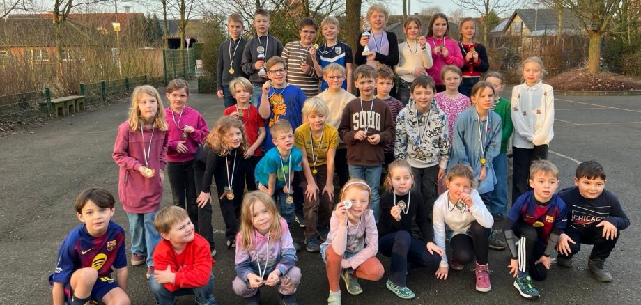 Die Teilnehmenden an den Wettkämpfen des Staffel-Schwimmens der Grundschulen.