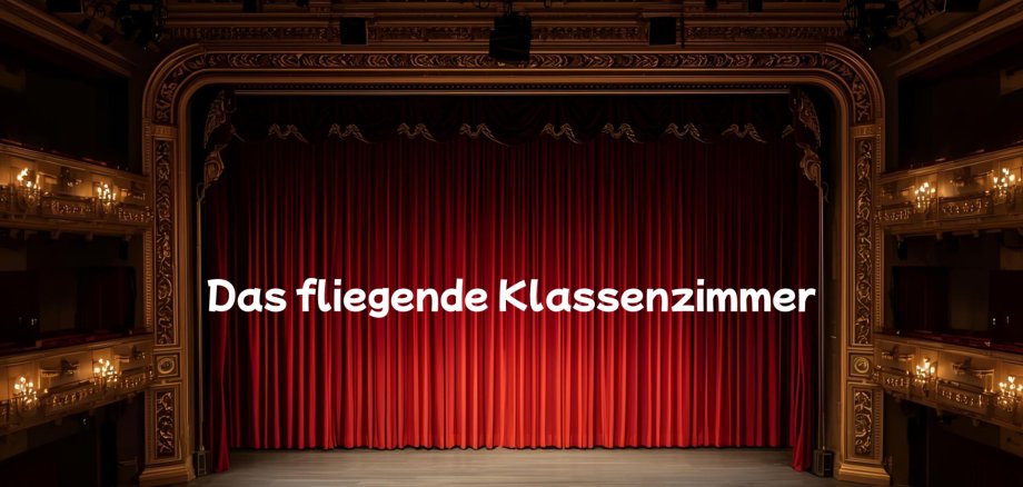 Theaterbühne mit dem Schriftzug "Das fliegende Klassenzimmer".