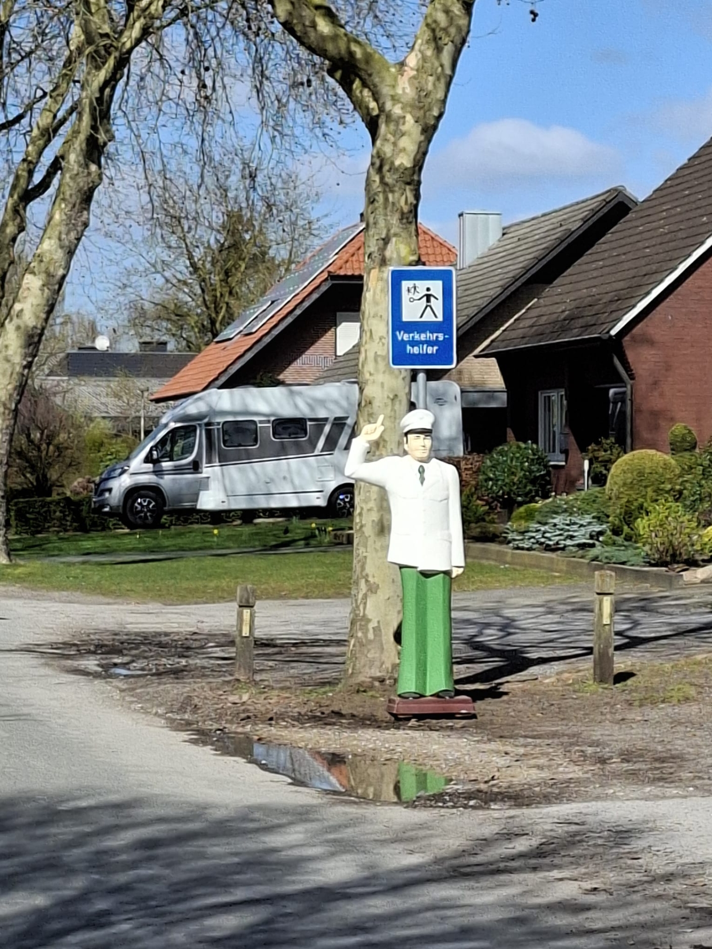 Hinweis auf die Verkehrshelfer.