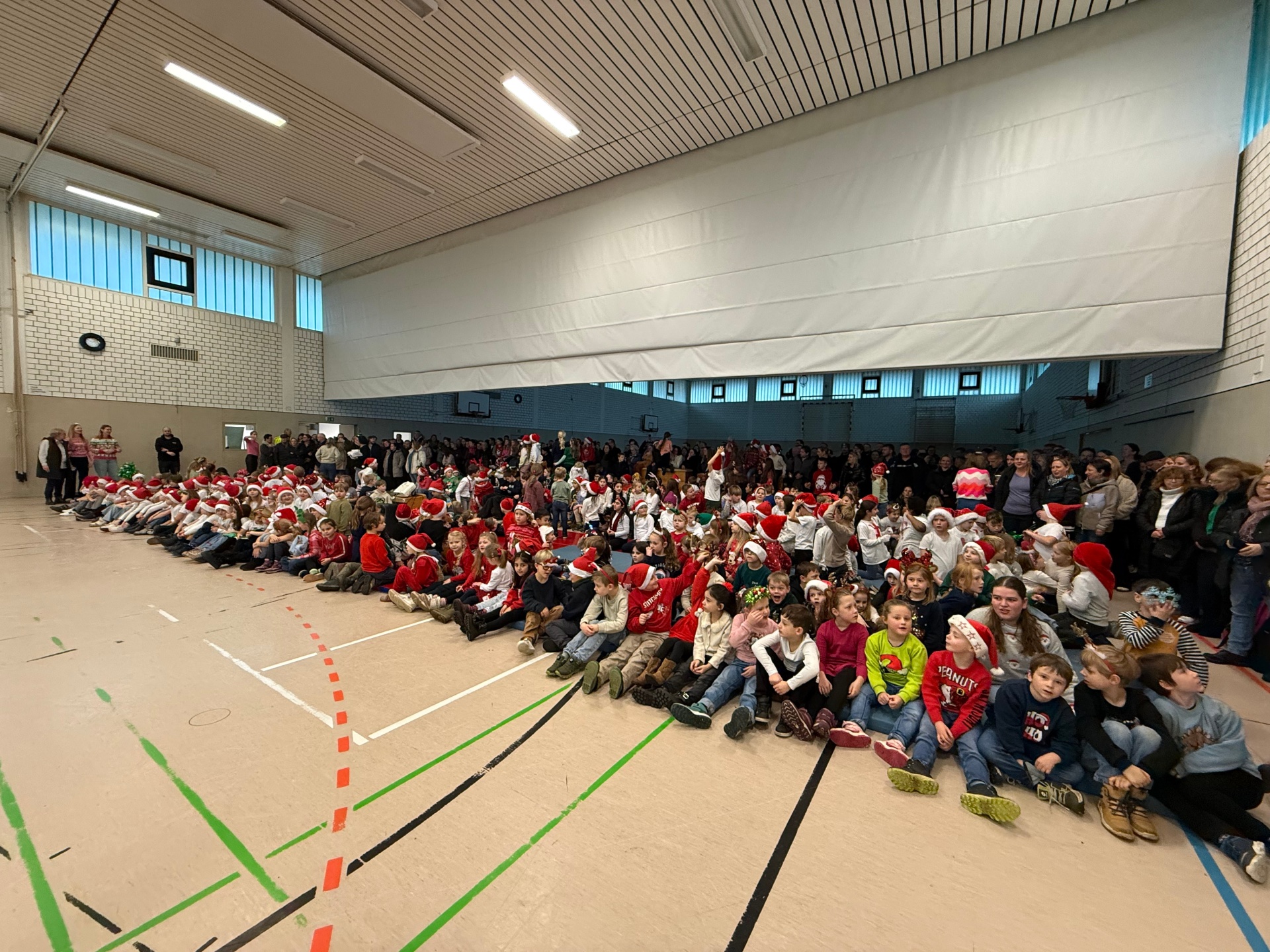 Das Publikum wartet gespannt auf den Beginn der Weihnachtsfeier.