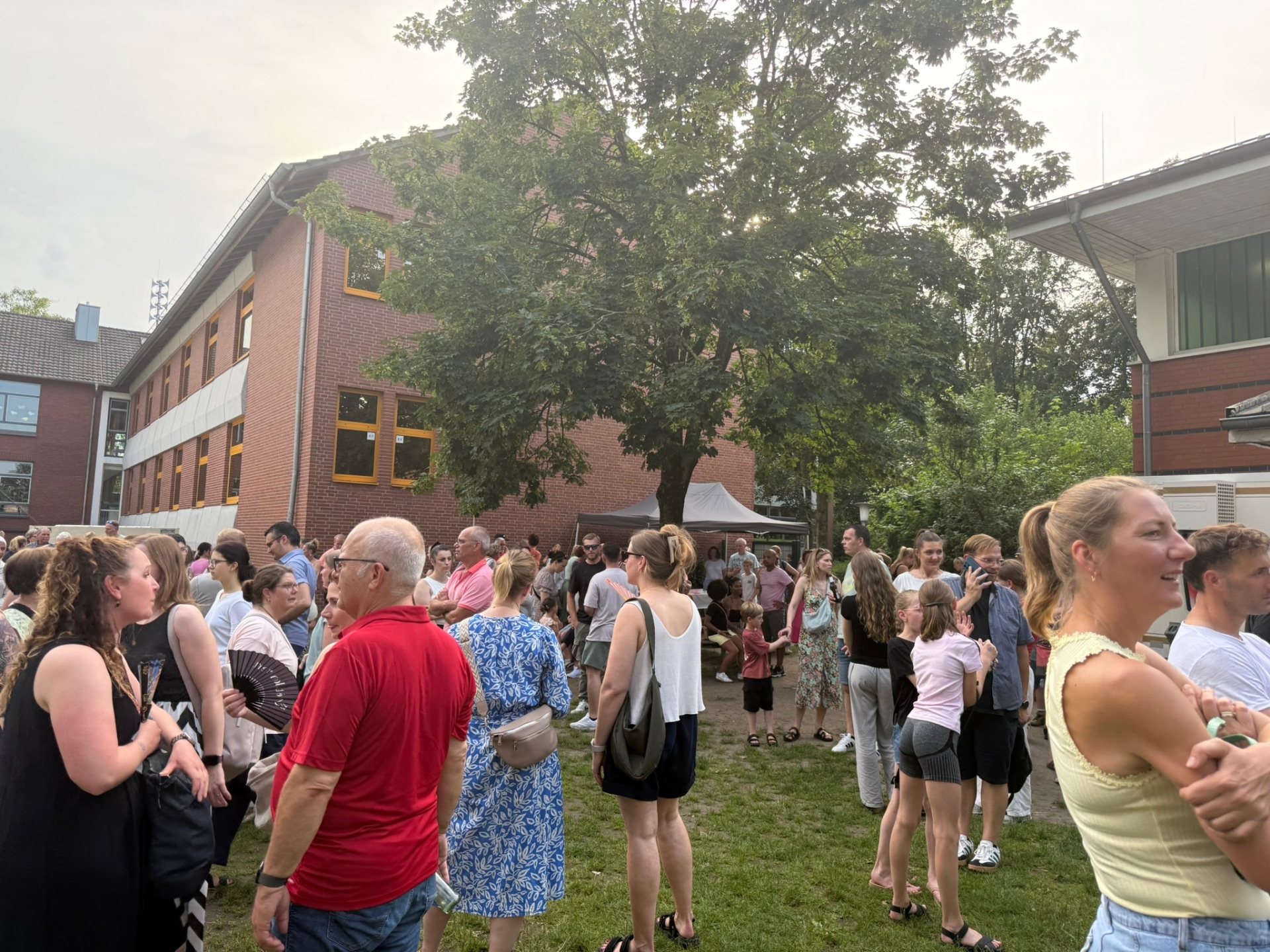 Die Schulgemeinde beim Austausch.