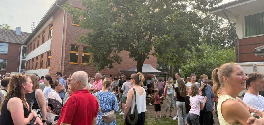 Die Schulgemeinde beim Austausch.