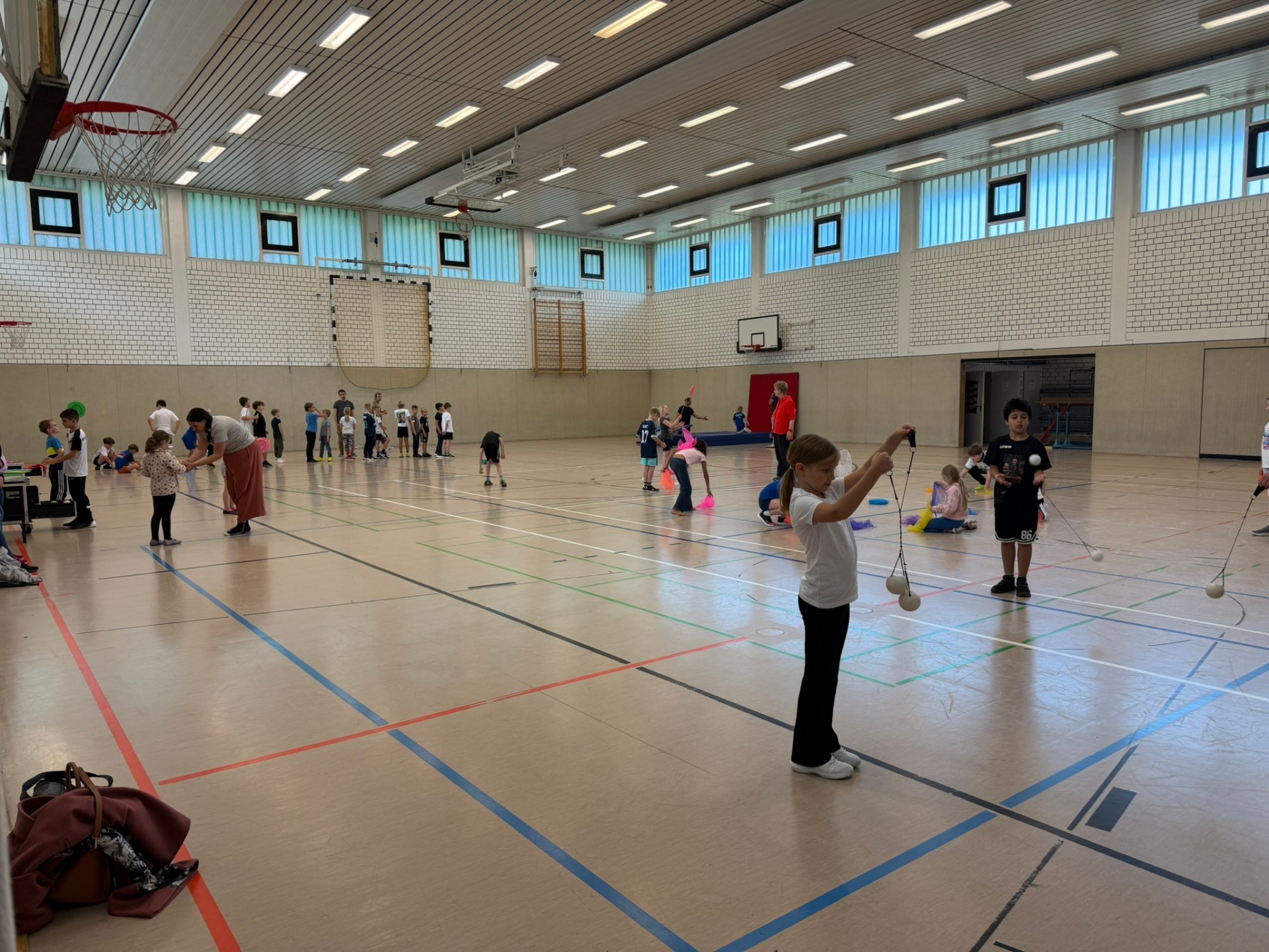 Kinder beim Training in der Turnhalle