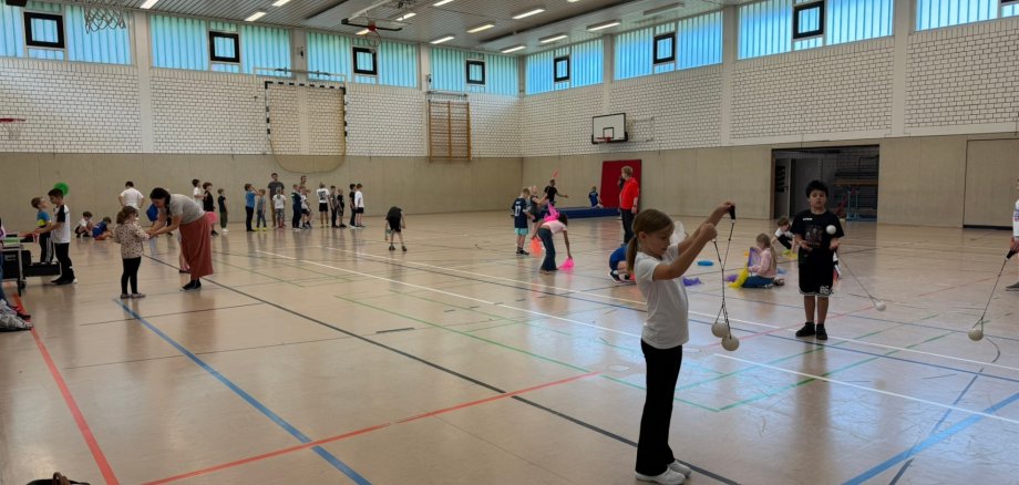 Kinder beim Training in der Turnhalle