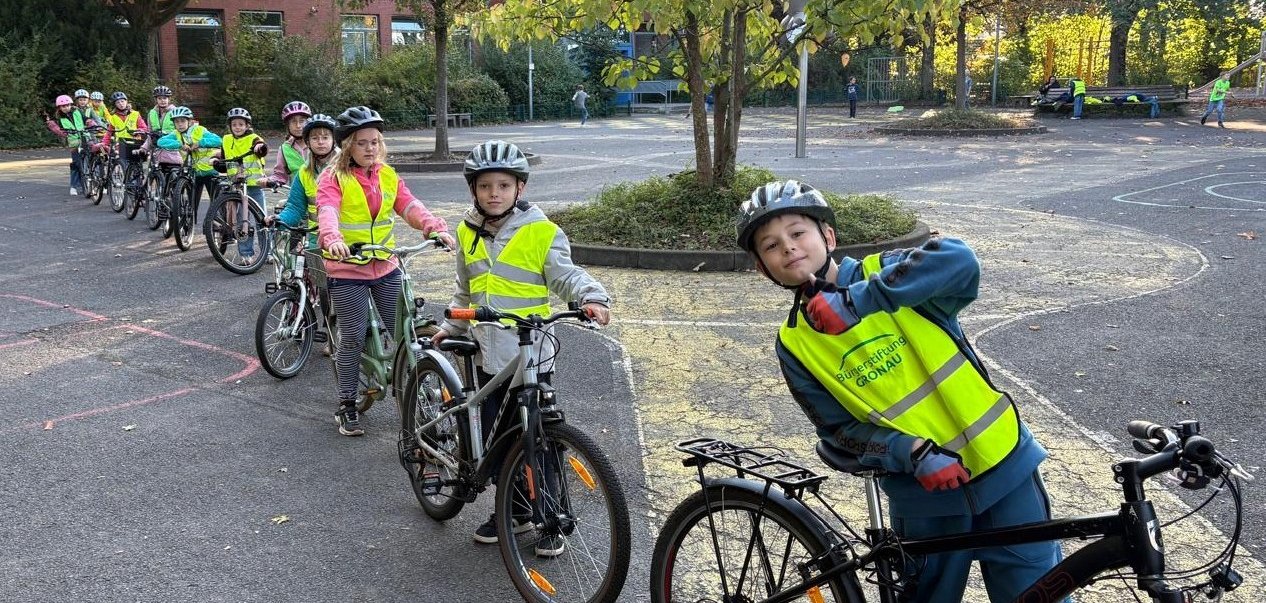 Die Kinder der Bärenklasse bei der Radfahrprüfung.
