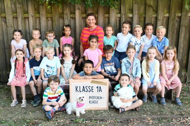 Kinder der Pfötchenklasse mit ihrer Klassenlehrerin, dem Schulhund Lisbeth und dem Klassentier