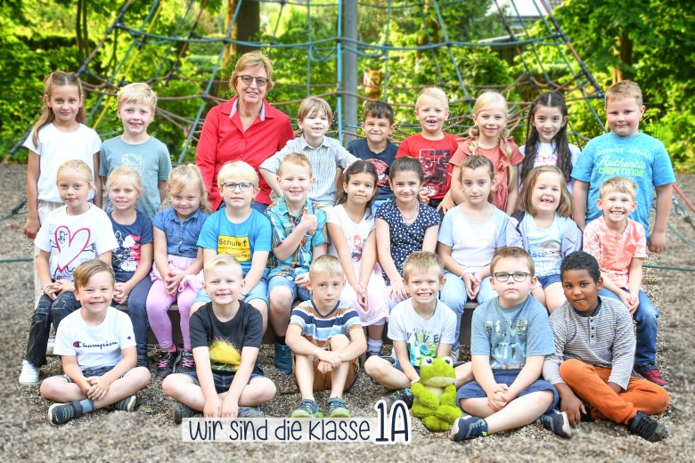 Kinder der Froschklasse mit ihrer Klassenlehrerin und dem Klassentier