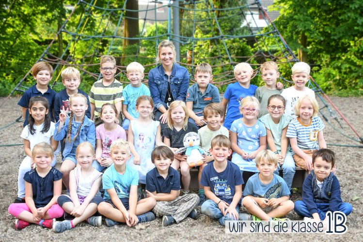 Kinder der Pinguinklasse mit ihrer Klassenlehrerin und dem Klassentier