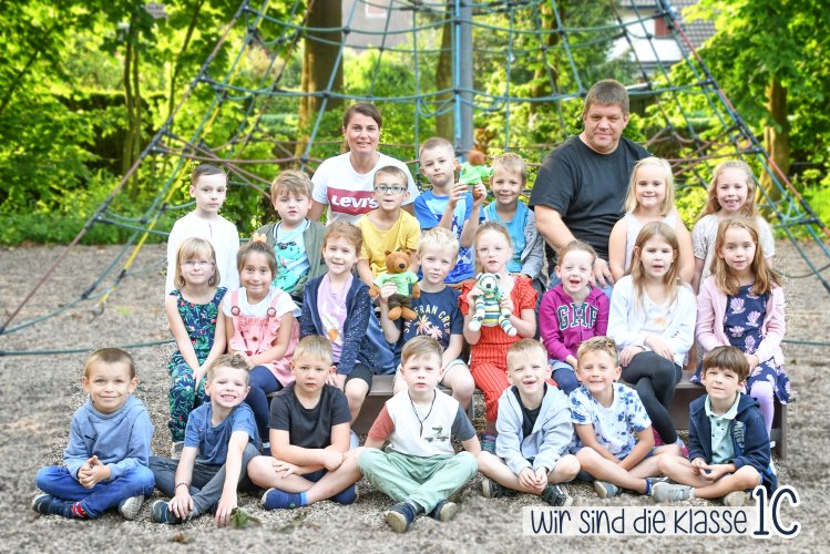 Kinder der Bärenklasse mit ihrem Klassenlehrer und dem Klassentier
