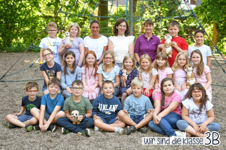 Kinder der Erdmännchenklasse mit ihren Klassenlehrerinnen und dem Klassentier