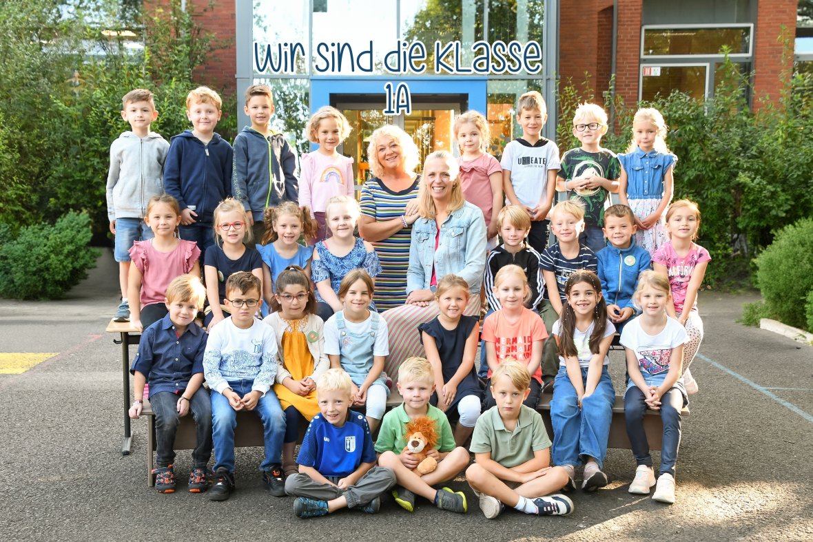 Kinder der Löwenklasse mit ihren Klassenlehrerinnen und dem Klassentier