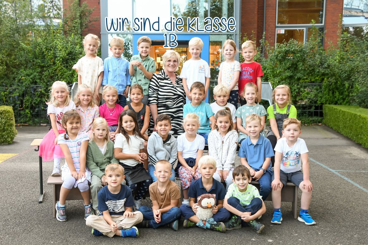 Kinder der Eulenklasse mit ihrer Klassenlehrerin und dem Klassentier