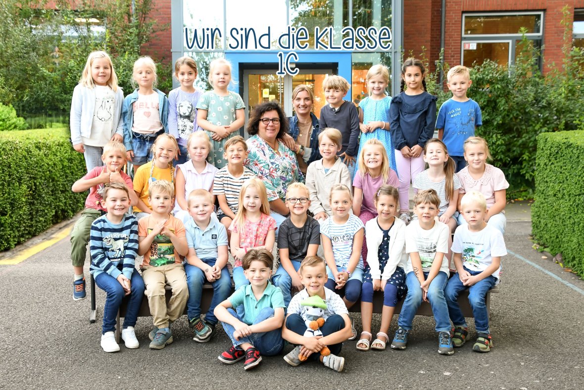 Kinder der Zebraklasse mit ihrer Klassenlehrerin und dem Klassentier