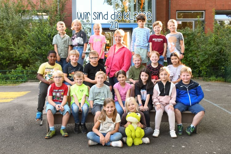 Kinder der Froschklasse mit ihrer Klassenlehrerin und dem Klassentier.