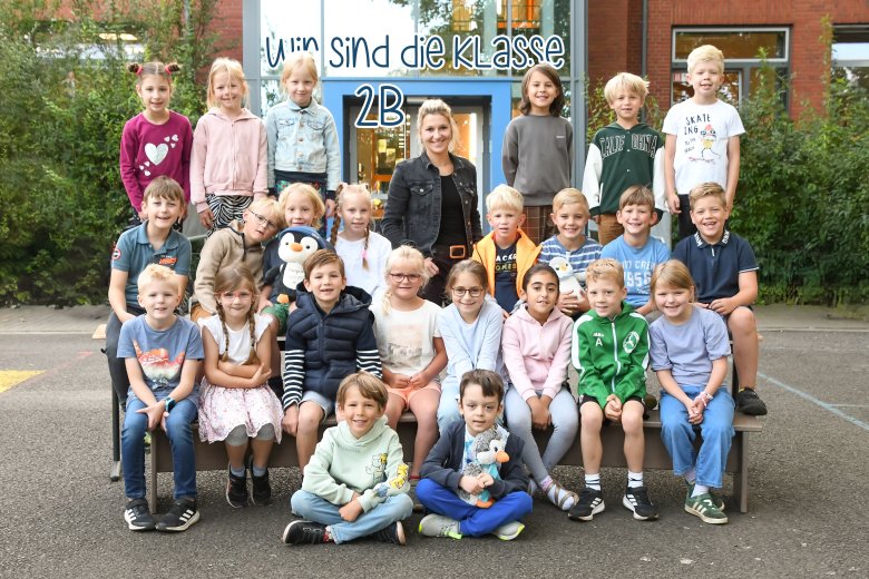 Kinder der Pinguinklasse mit ihrer Klassenlehrerin und dem Klassentier