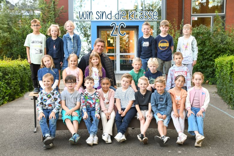 Kinder der Bärenklasse mit ihrem Klassenlehrer und dem Klassentier