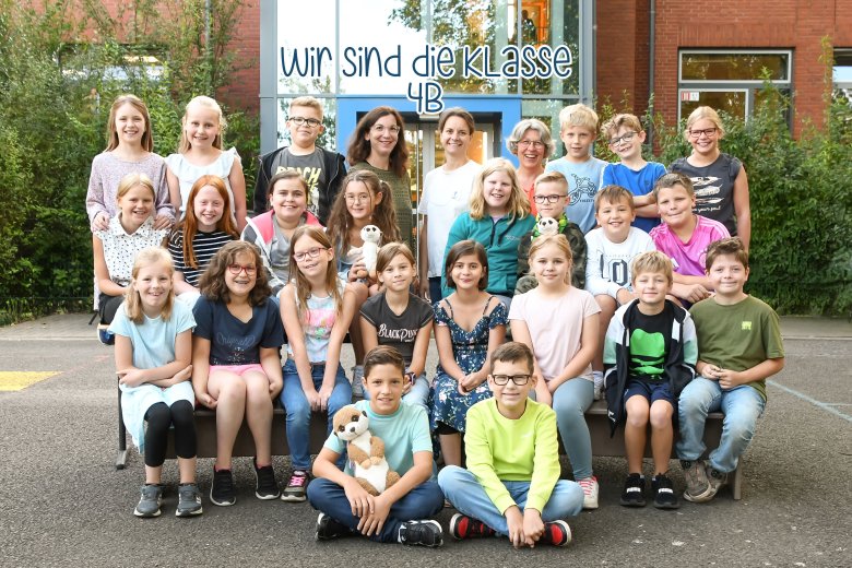 Kinder der Erdmännchenklasse mit ihren Klassenlehrerinnen und der Klassentierfamilie