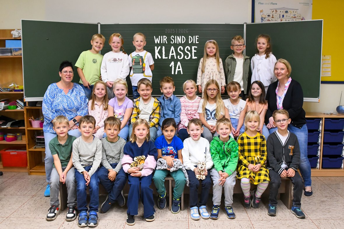 Kinder der Jaguarklasse mit ihrer Klassenlehrerin und der DaZ-Beauftragten.