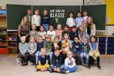Kinder der Fuchsklasse mit ihrer Klassenlehrerin und der Lehramtsanwärterin.
