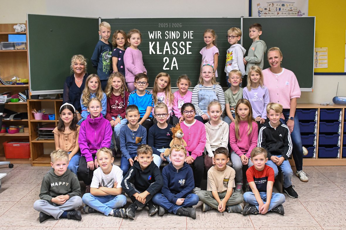 Kinder der Löwenklasse mit ihren Klassenlehrerinnen.