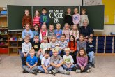 Kinder der Eulenklasse mit ihrer Klassenlehrerin.