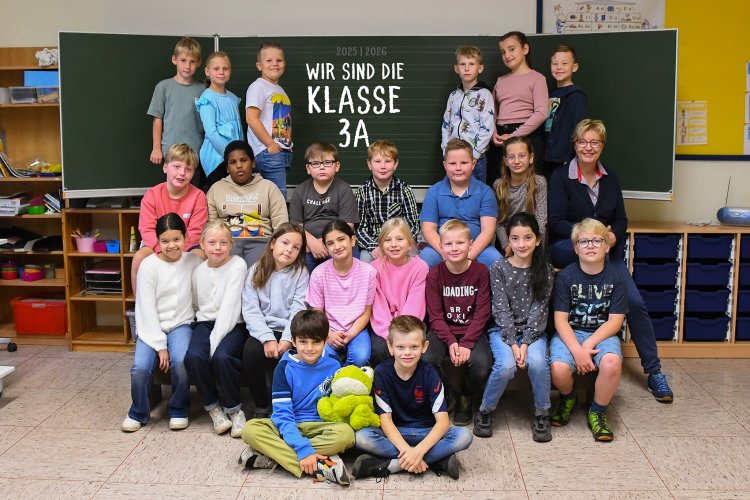 Kinder der Froschklasse mit ihrer Klassenlehrerin.