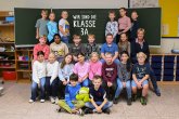 Kinder der Froschklasse mit ihrer Klassenlehrerin.
