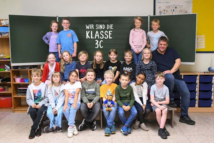 Kinder der Bärenklasse mit ihrem Klassenlehrerin.