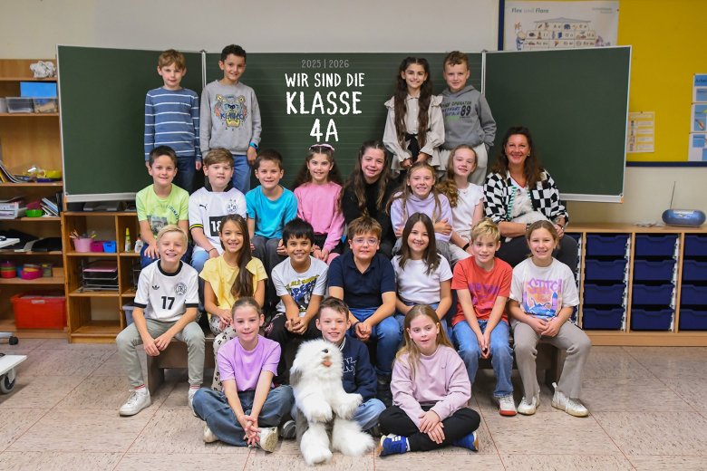 Kinder der Pfötchenklasse mit ihrer Klassenlehrerin.