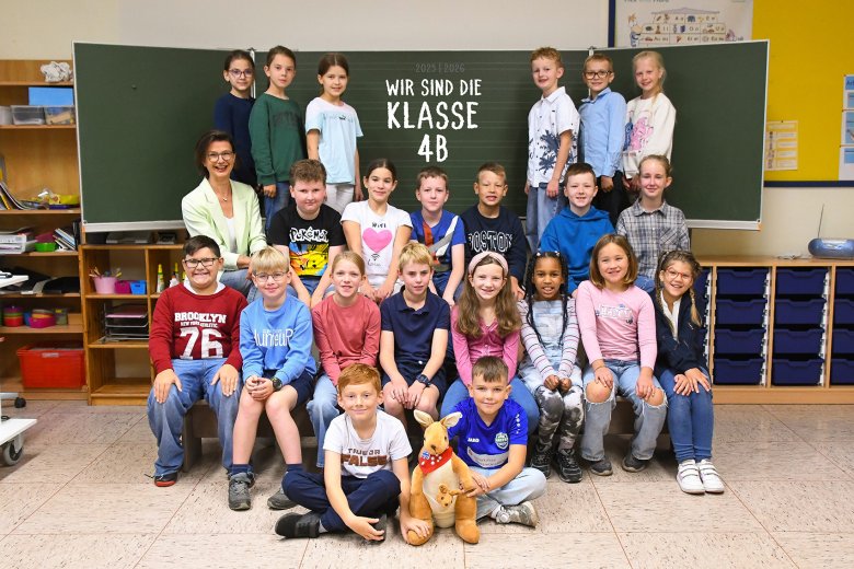 Kinder der Känguruklasse mit ihrer Klassenlehrerin.