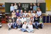 Kinder der Waschbärenklasse mit ihrer Klassenlehrerin.