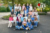 Kinder der Bienenklasse mit ihrer Klassenlehrerin.