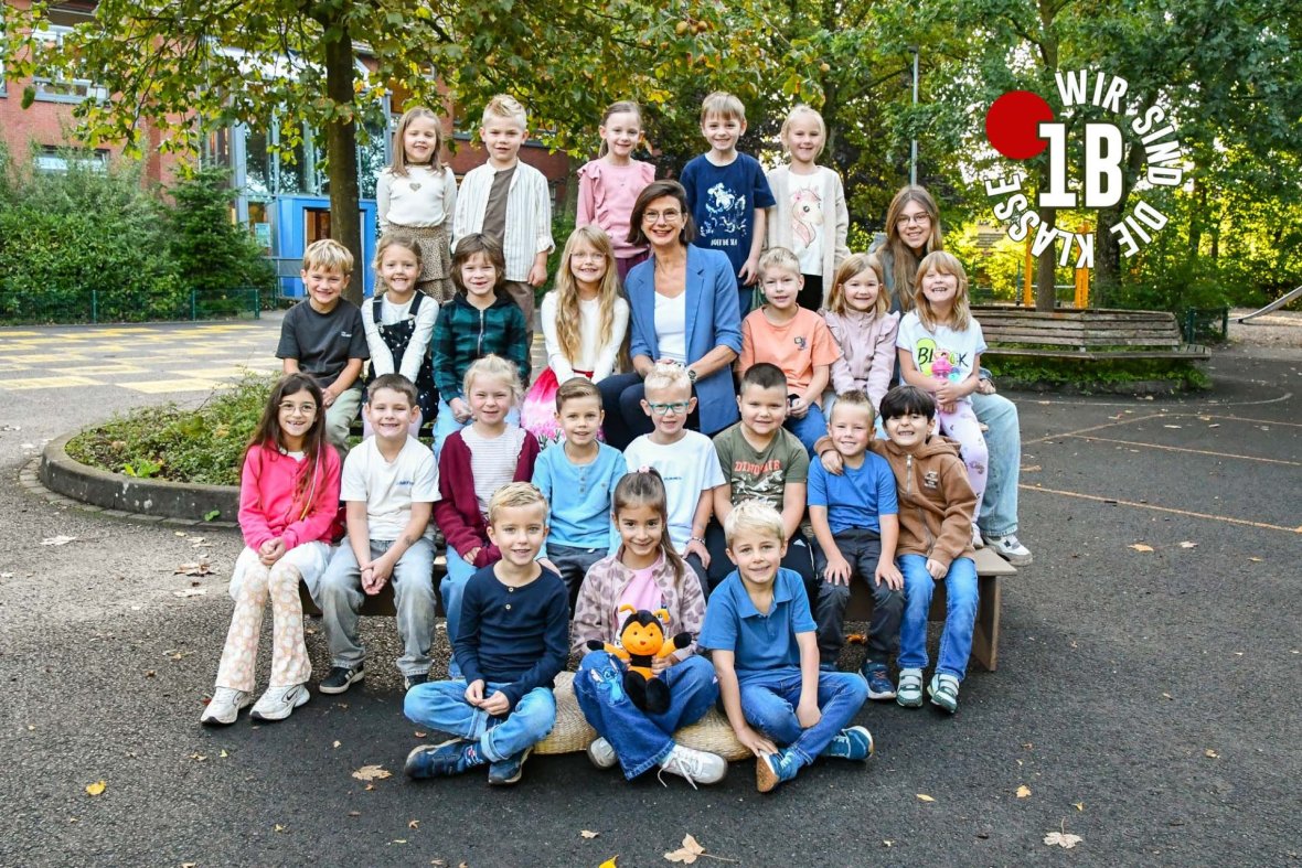 Kinder der Bienenklasse mit ihrer Klassenlehrerin.