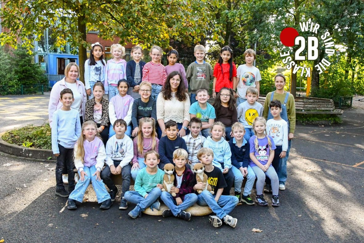 Kinder der Erdmännchenklasse mit ihren Klassenlehrerinnen.