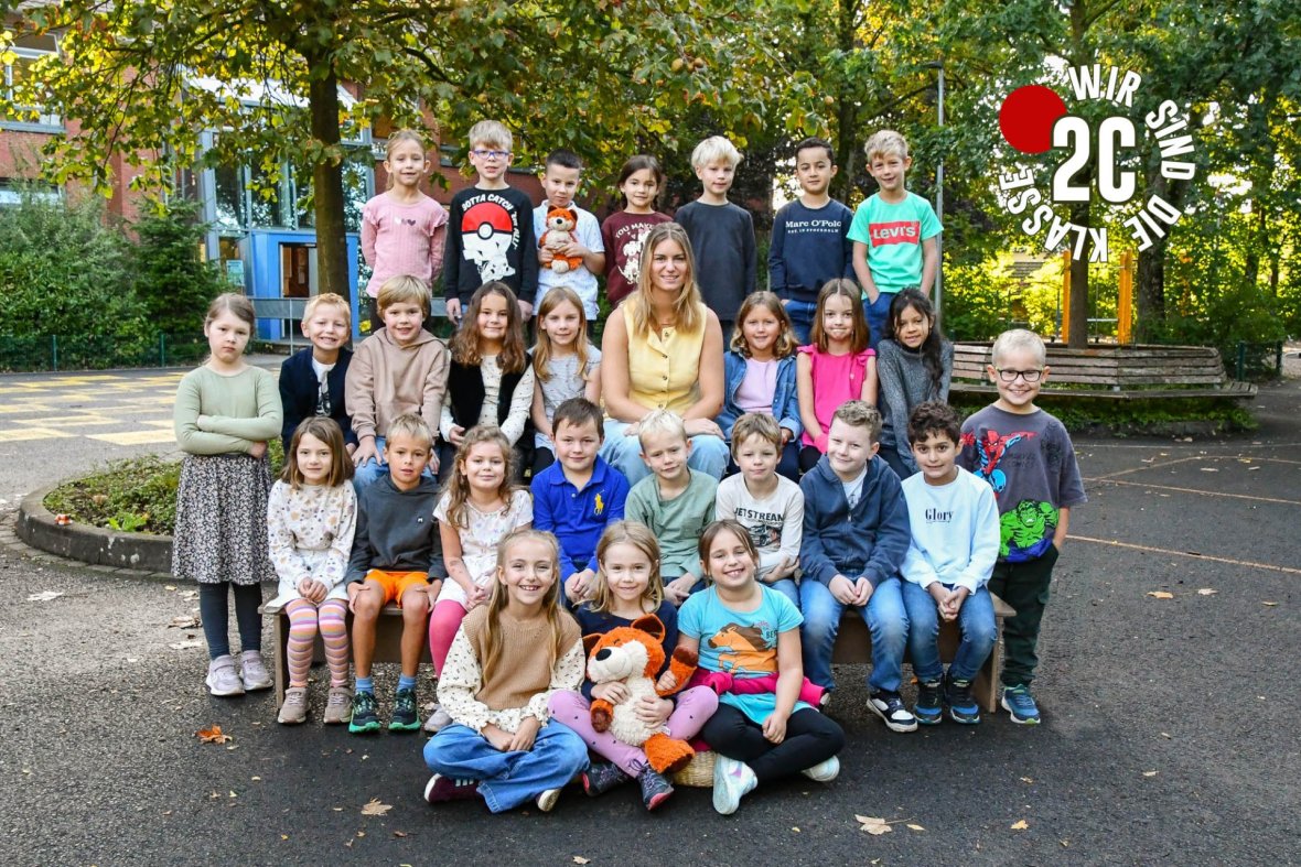 Kinder der Fuchsklasse mit ihrer Klassenlehrerin.