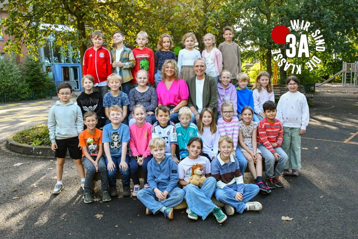 Kinder der Löwenklasse mit ihren Klassenlehrerinnen.