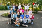 Kinder der Eulenklasse mit ihrer Klassenlehrerin.