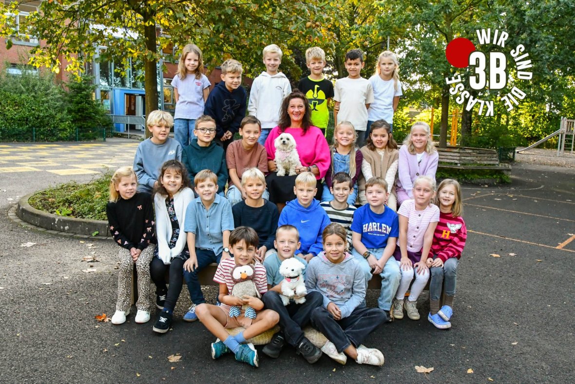 Kinder der Eulenklasse mit ihrer Klassenlehrerin.