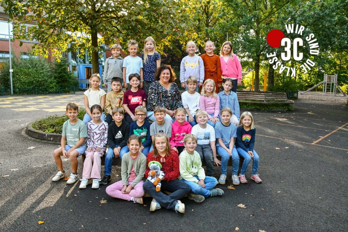 Kinder der Zebraklasse mit ihrer Klassenlehrerin.